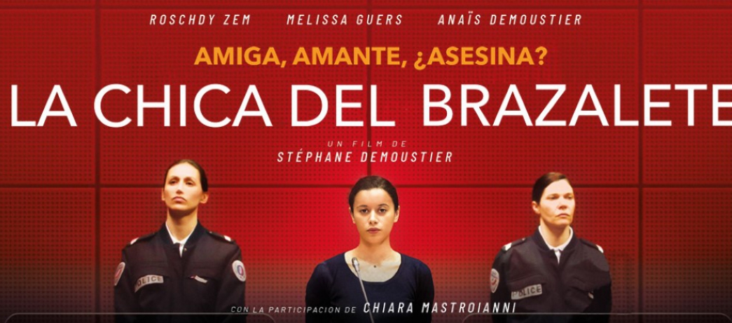 La chica del brazalete
